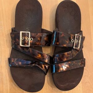 Vionic Skylar shell orthopedic sandal/slide. Tortoise Color print.